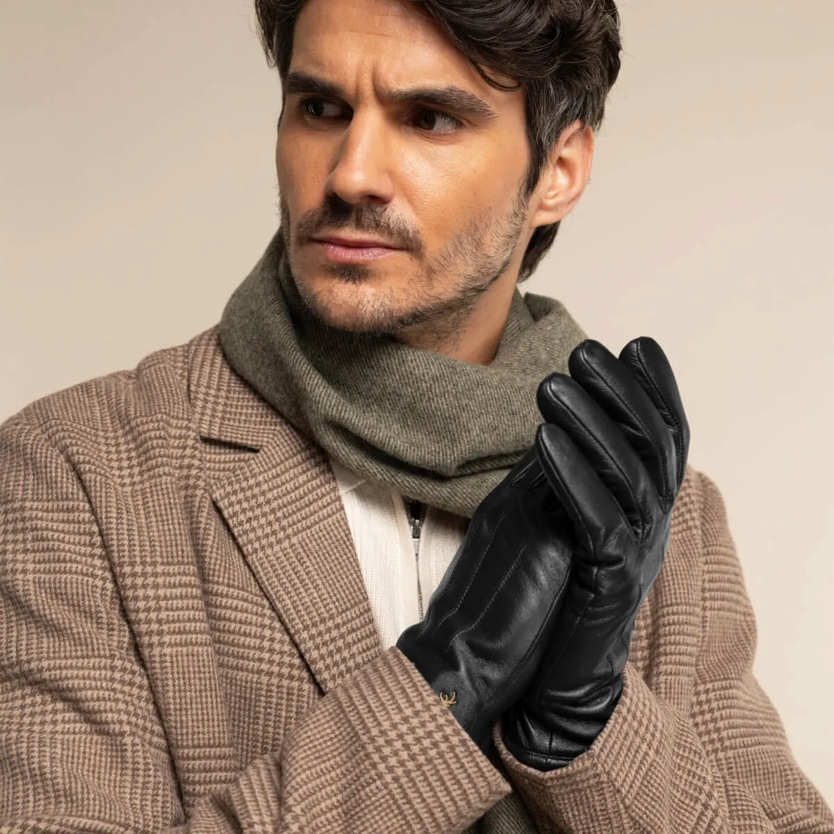 Jake (black) - sheepskin gloves with warm fleece lining & touchscreen feature