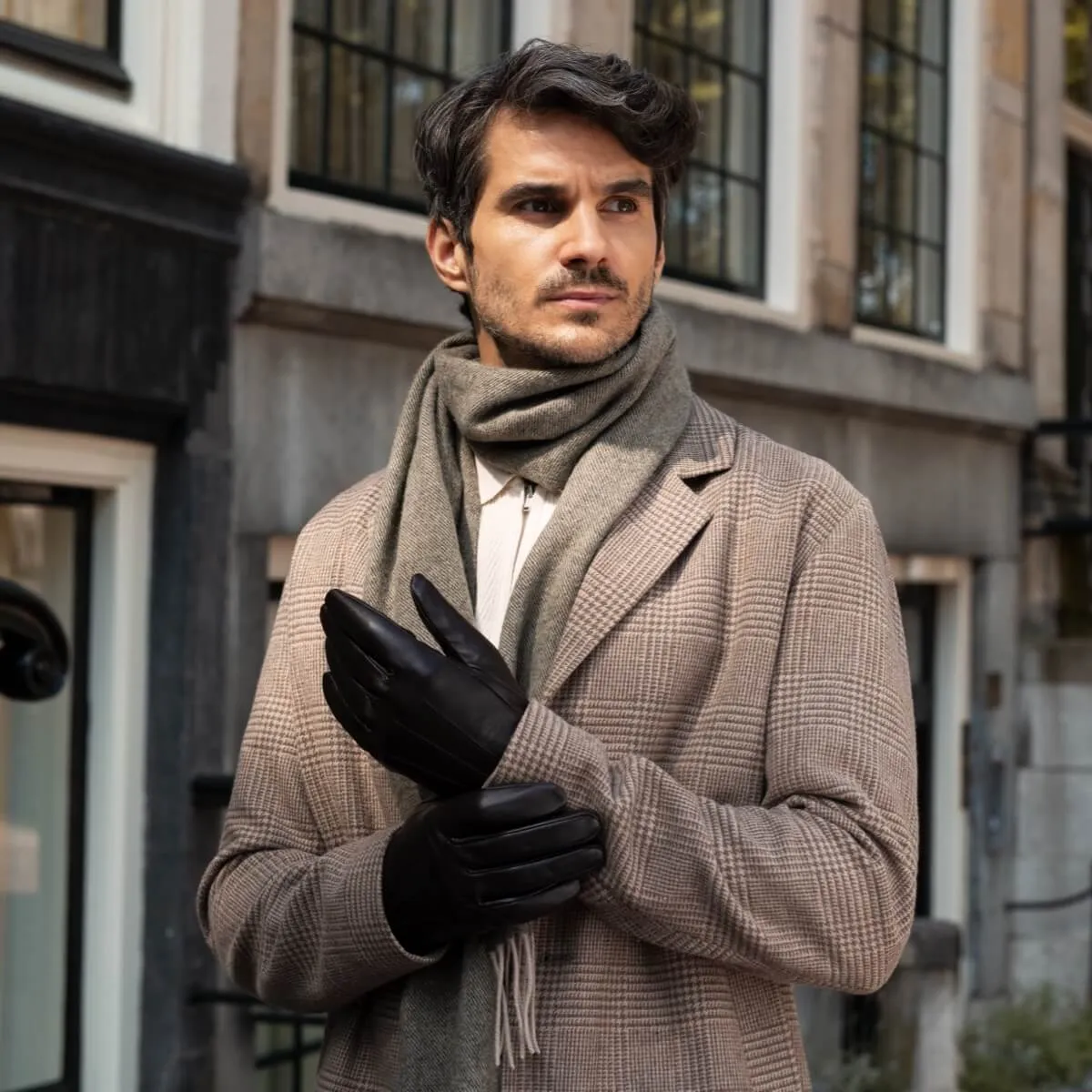 James (black) - classic sheepskin leather gloves with luxurious cashmere lining & touchscreen feature