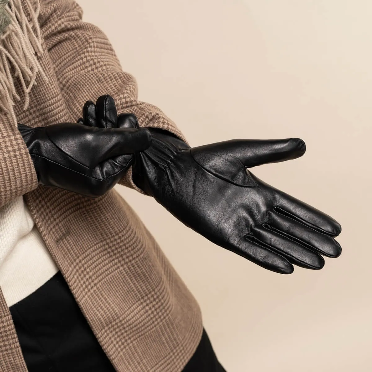 James (black) - classic sheepskin leather gloves with luxurious cashmere lining & touchscreen feature